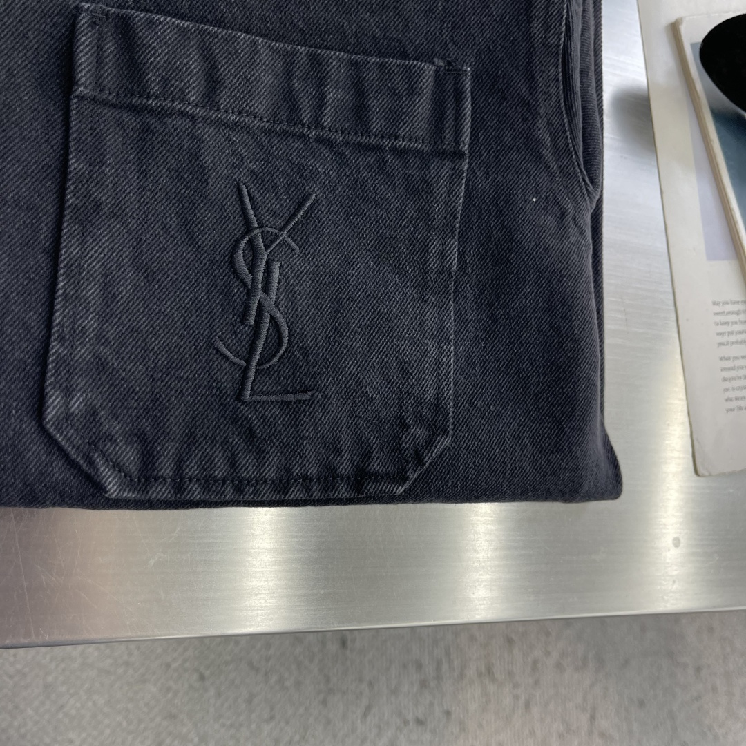 -YSL 标识刺绣牛仔外套 定制曜尘沙叙典藏丹宁 挺括有型 舒适亲肤 曜夜沙黑铺覆衣身 漫开一层朦胧灰雾砂感 沉 -YSL 标识刺绣牛仔外套 定制曜尘沙叙典藏丹宁 挺括有型 舒适亲肤 曜夜沙黑铺覆衣身 漫开一层朦胧灰雾砂感 沉