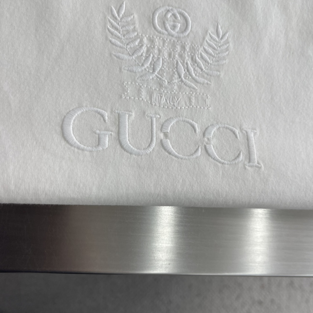 -GUCC 2026秋冬新款短袖T恤衫 码数:M-3XL 材质讲究的同时 整体的设计颇具时尚感 一个百搭经典款圆 -GUCC 2026秋冬新款短袖T恤衫 码数:M-3XL 材质讲究的同时 整体的设计颇具时尚感 一个百搭经典款圆