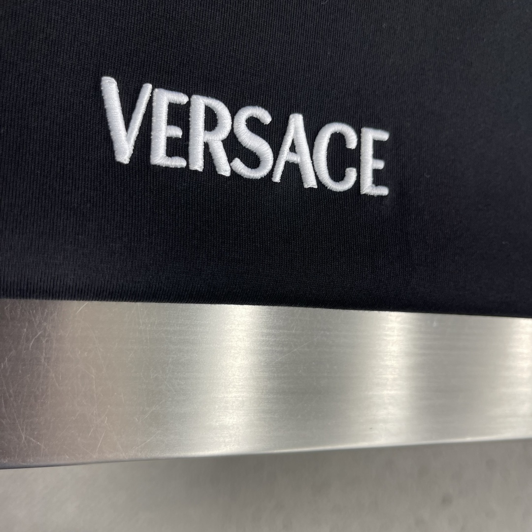 -Versac 刺绣细节全棉长袖T恤 面料质感很好,上身穿着舒适亲肤! 码数:S M L XL XXL 肩宽 4 -Versac 刺绣细节全棉长袖T恤 面料质感很好,上身穿着舒适亲肤! 码数:S M L XL XXL 肩宽 4
