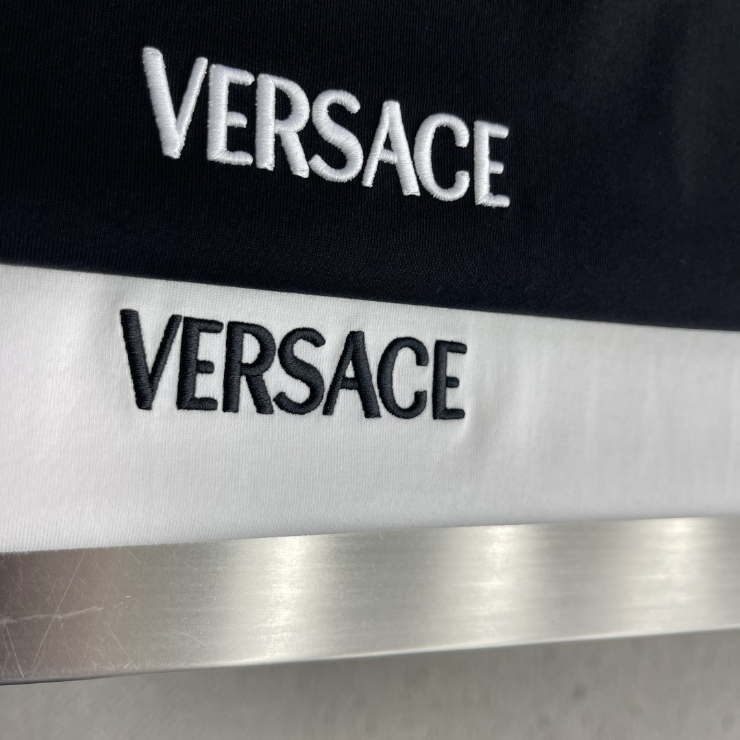 -Versac 刺绣细节全棉长袖T恤 面料质感很好,上身穿着舒适亲肤! 码数:S M L XL XXL 肩宽 4 -Versac 刺绣细节全棉长袖T恤 面料质感很好,上身穿着舒适亲肤! 码数:S M L XL XXL 肩宽 4