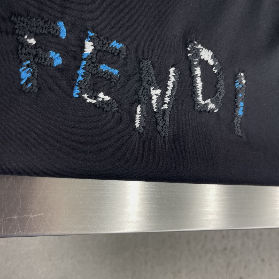 -FEND 刺绣细节全棉长袖T恤 面料质感很好,上身穿着舒适亲肤 码数:S M L XL XXL 肩宽 43 4 -FEND 刺绣细节全棉长袖T恤 面料质感很好,上身穿着舒适亲肤 码数:S M L XL XXL 肩宽 43 4