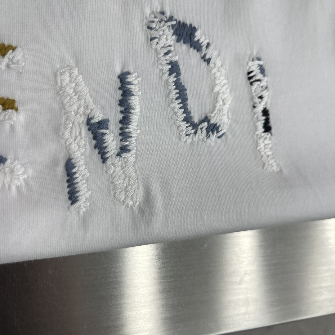 -FEND 刺绣细节全棉长袖T恤 面料质感很好,上身穿着舒适亲肤 码数:S M L XL XXL 肩宽 43 4 -FEND 刺绣细节全棉长袖T恤 面料质感很好,上身穿着舒适亲肤 码数:S M L XL XXL 肩宽 43 4