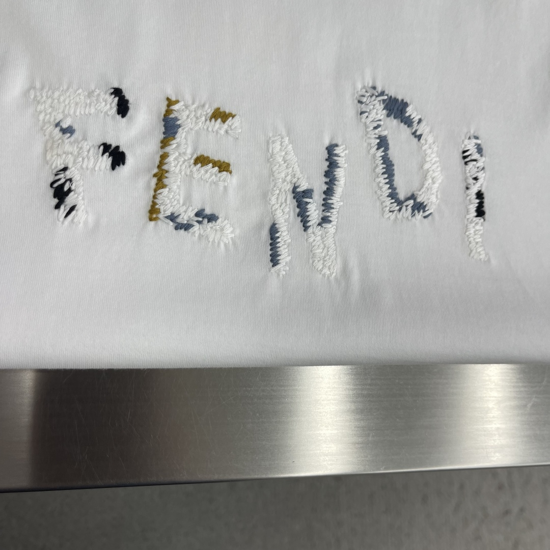 -FEND 刺绣细节全棉长袖T恤 面料质感很好,上身穿着舒适亲肤 码数:S M L XL XXL 肩宽 43 4 -FEND 刺绣细节全棉长袖T恤 面料质感很好,上身穿着舒适亲肤 码数:S M L XL XXL 肩宽 43 4