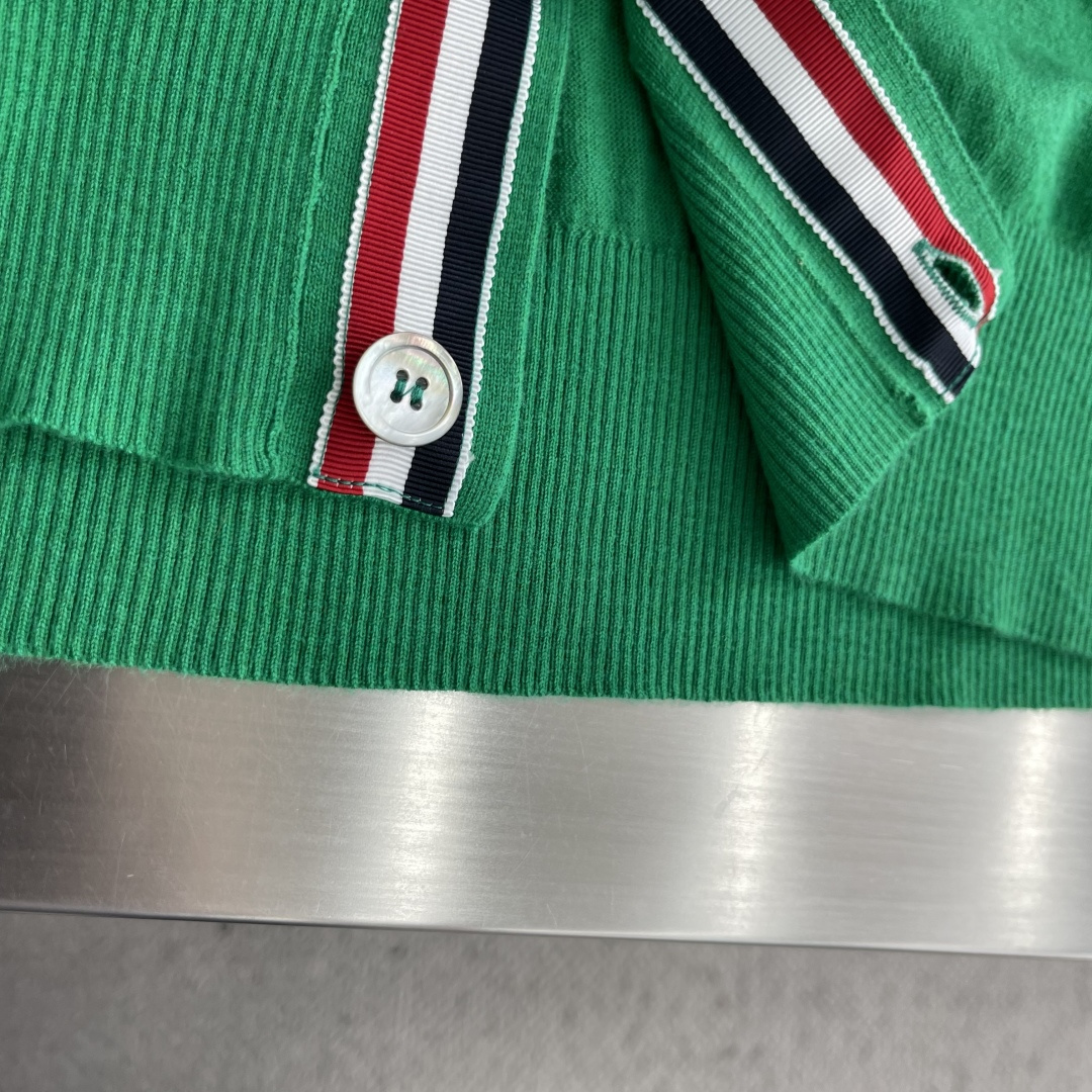 -TB 限定款 五扣精纺羊毛开衫(薄款) 最完美的情侣搭配 这个牌子的东西穿上就脱不下来了 提高气质至少五个度😏 -TB 限定款 五扣精纺羊毛开衫(薄款) 最完美的情侣搭配 这个牌子的东西穿上就脱不下来了 提高气质至少五个度😏