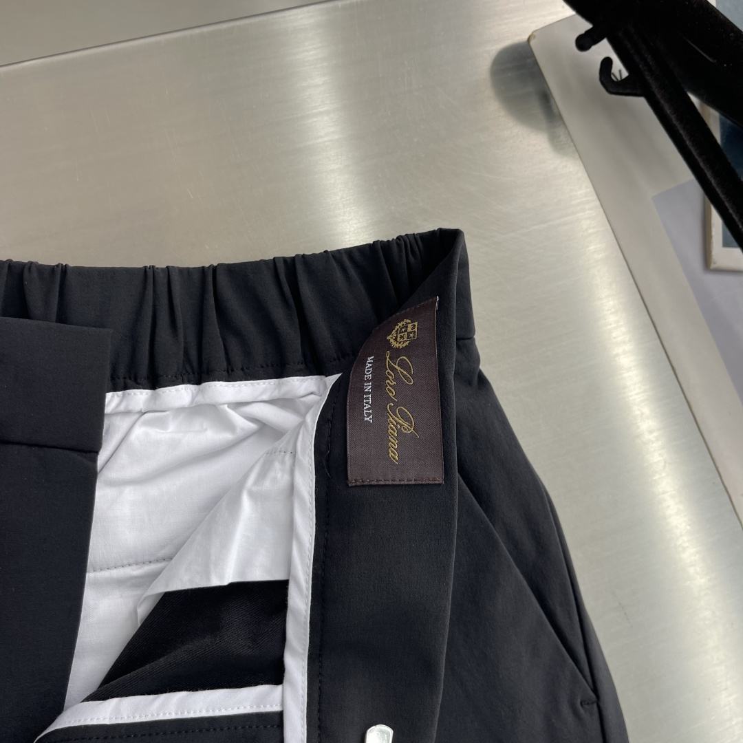 -Loro Piana      早秋新款休闲西裤来啦！ 老钱风拿捏得恰到好处，弹力棉材质透气清爽，直筒版型利落修饰腿型