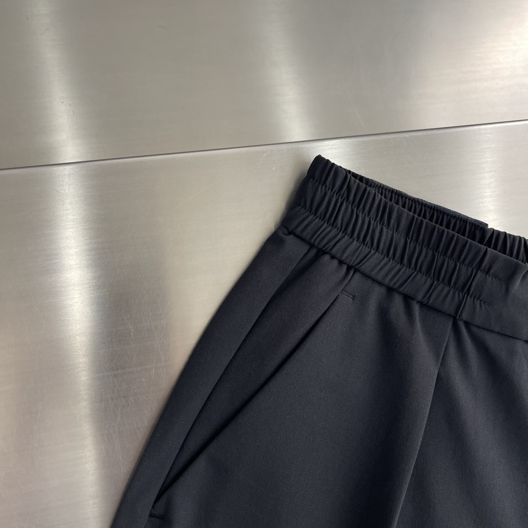 -Kiton 2026秋冬新款休闲裤 腈纶面料,软糯亲肤,垂坠有型,穿着舒适不紧绷。 中腰抽绳直筒剪裁,松紧腰头兼 -Kiton 2026秋冬新款休闲裤 腈纶面料,软糯亲肤,垂坠有型,穿着舒适不紧绷。 中腰抽绳直筒剪裁,松紧腰头兼