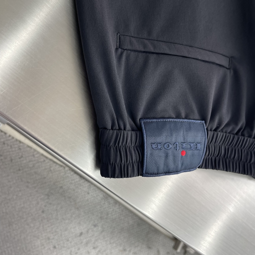 -Kiton 2026秋冬新款休闲裤 腈纶面料,软糯亲肤,垂坠有型,穿着舒适不紧绷。 中腰抽绳直筒剪裁,松紧腰头兼 -Kiton 2026秋冬新款休闲裤 腈纶面料,软糯亲肤,垂坠有型,穿着舒适不紧绷。 中腰抽绳直筒剪裁,松紧腰头兼