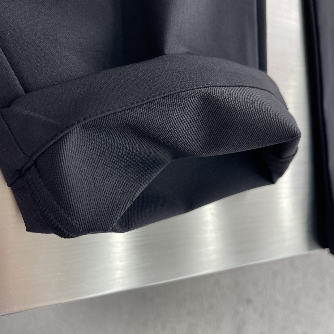 -Kiton 2026秋冬新款休闲裤 腈纶面料,软糯亲肤,垂坠有型,穿着舒适不紧绷。 中腰抽绳直筒剪裁,松紧腰头兼 -Kiton 2026秋冬新款休闲裤 腈纶面料,软糯亲肤,垂坠有型,穿着舒适不紧绷。 中腰抽绳直筒剪裁,松紧腰头兼