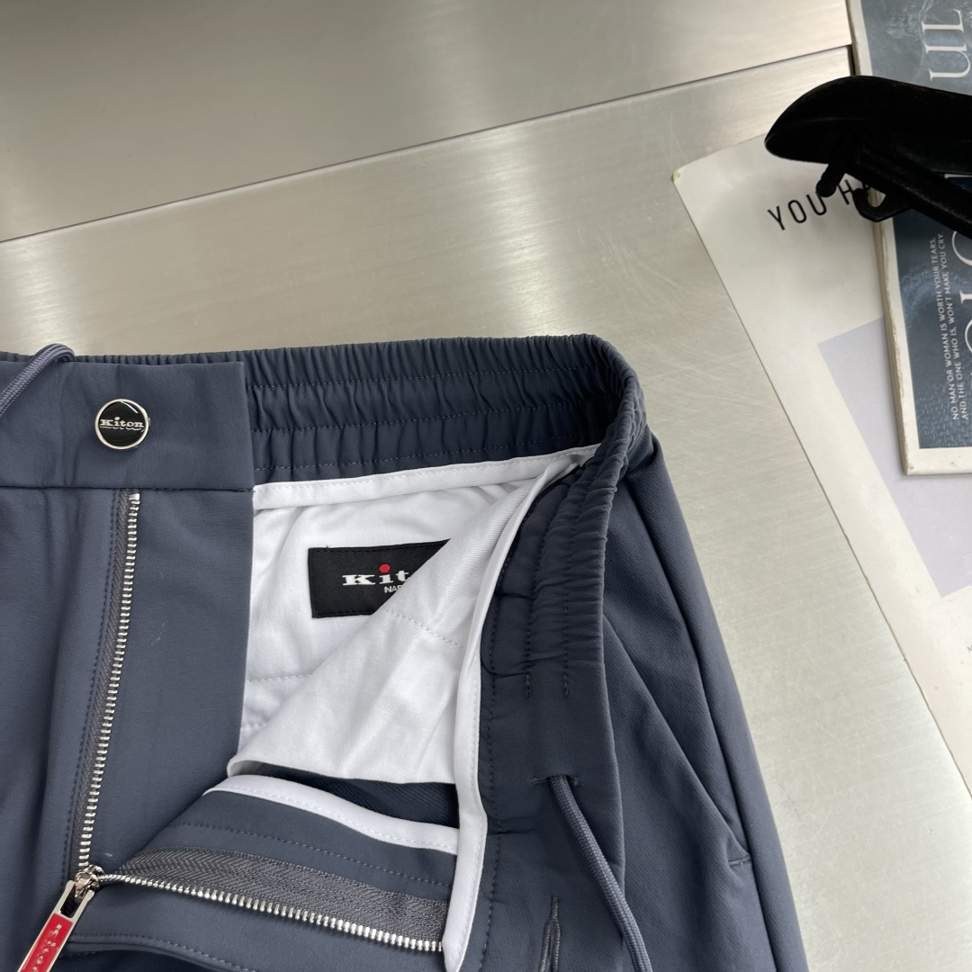 -Kiton    2026秋冬新款休闲裤 腈纶面料，软糯亲肤，垂坠有型，穿着舒适不紧绷。 中腰抽绳直筒剪裁，松紧腰头兼