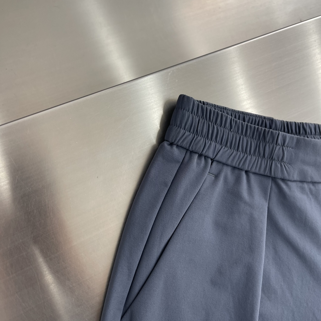 -Kiton    2026秋冬新款休闲裤 腈纶面料，软糯亲肤，垂坠有型，穿着舒适不紧绷。 中腰抽绳直筒剪裁，松紧腰头兼