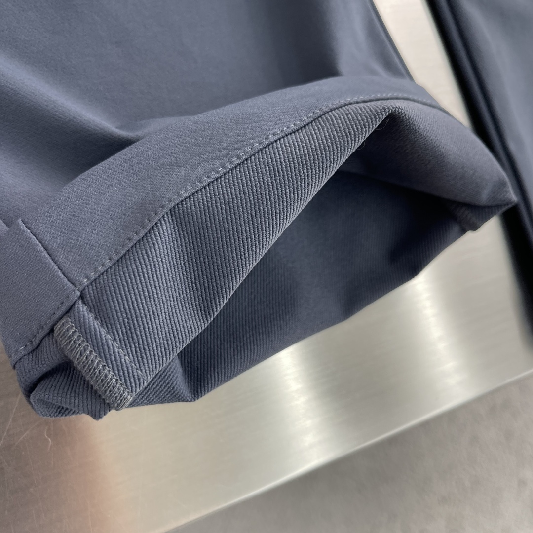 -Kiton    2026秋冬新款休闲裤 腈纶面料，软糯亲肤，垂坠有型，穿着舒适不紧绷。 中腰抽绳直筒剪裁，松紧腰头兼