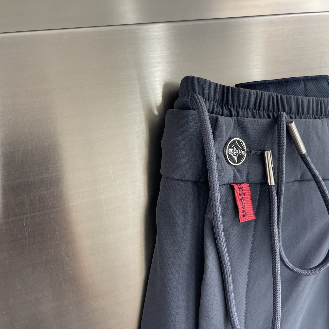 -Kiton    2026秋冬新款休闲裤 腈纶面料，软糯亲肤，垂坠有型，穿着舒适不紧绷。 中腰抽绳直筒剪裁，松紧腰头兼