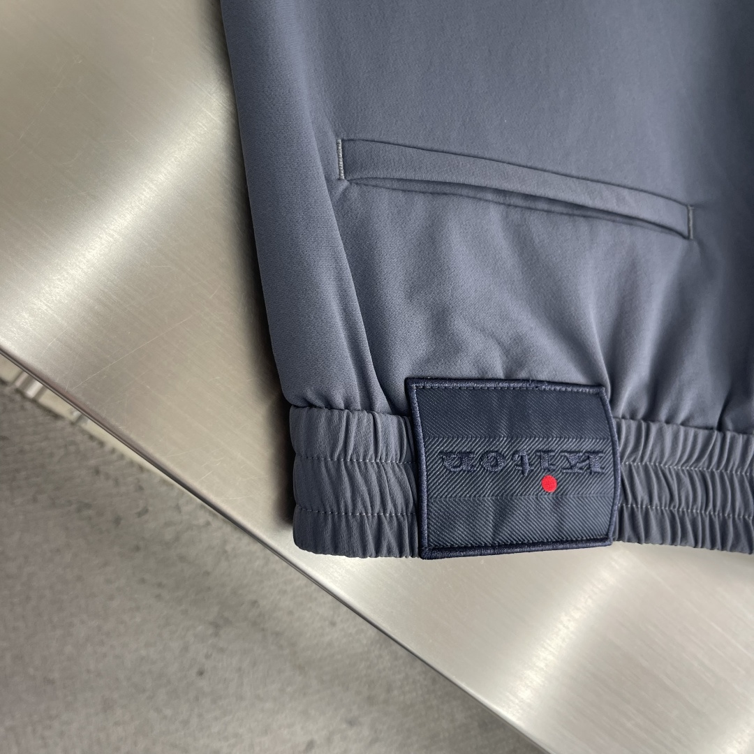 -Kiton    2026秋冬新款休闲裤 腈纶面料，软糯亲肤，垂坠有型，穿着舒适不紧绷。 中腰抽绳直筒剪裁，松紧腰头兼