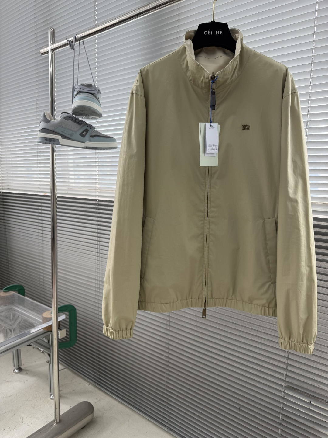-BBR 双面穿饰徽标立领夹克 外层选用100%棉质面料,布面平整细腻,经过精细后整理处理,触感干爽柔和,具备良 -BBR 双面穿饰徽标立领夹克 外层选用100%棉质面料,布面平整细腻,经过精细后整理处理,触感干爽柔和,具备良