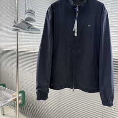 -BBR 双面穿饰徽标立领夹克 外层选用100%棉质面料,布面平整细腻,经过精细后整理处理,触感干爽柔和,具备良 -BBR 双面穿饰徽标立领夹克 外层选用100%棉质面料,布面平整细腻,经过精细后整理处理,触感干爽柔和,具备良