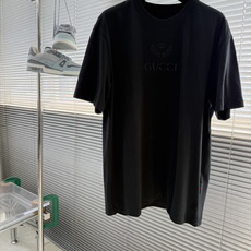 -GUCC 2026秋冬新款短袖T恤衫 码数:M-3XL 材质讲究的同时 整体的设计颇具时尚感 一个百搭经典款圆 -GUCC 2026秋冬新款短袖T恤衫 码数:M-3XL 材质讲究的同时 整体的设计颇具时尚感 一个百搭经典款圆