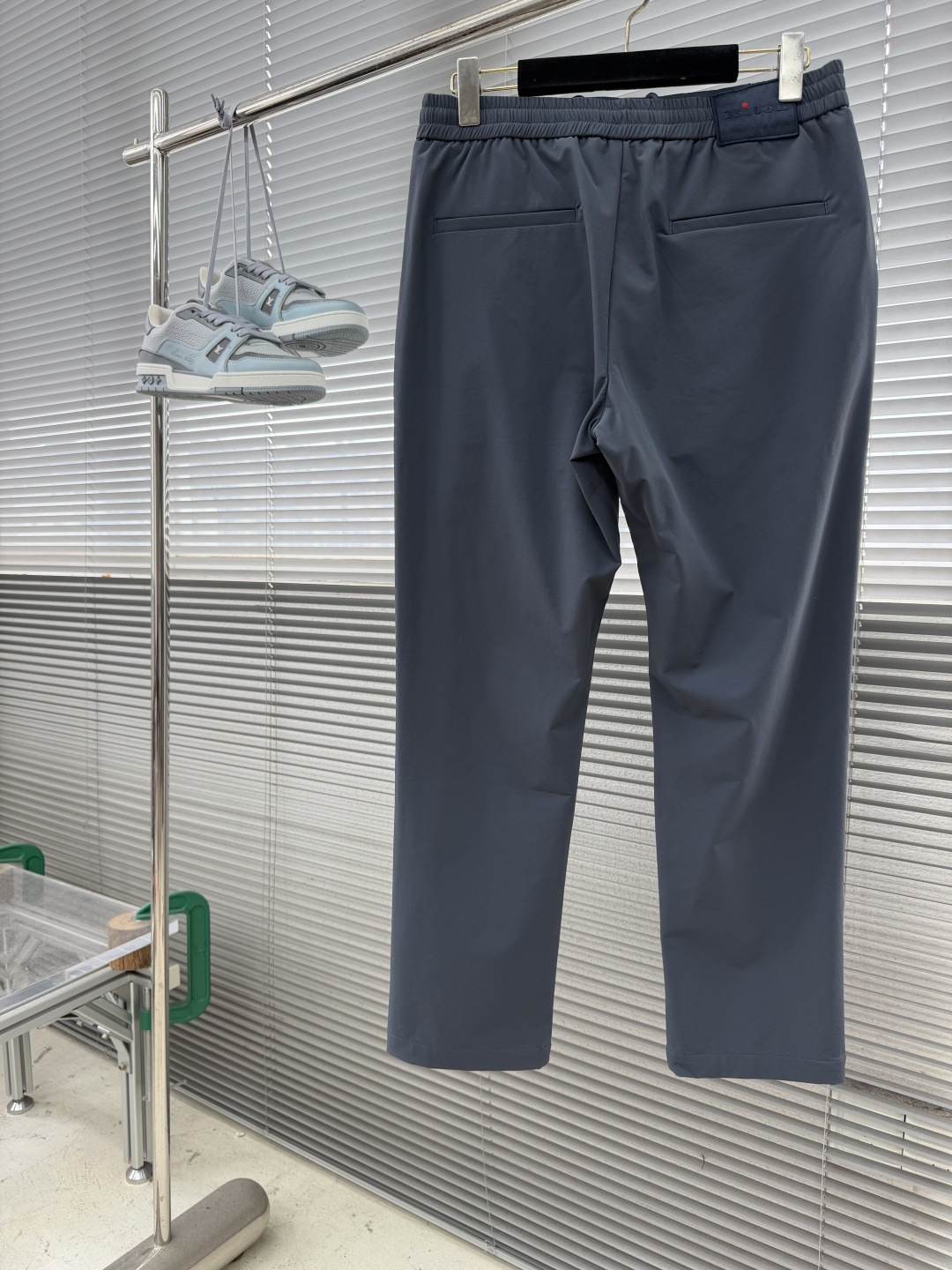 -Kiton    2026秋冬新款休闲裤 腈纶面料，软糯亲肤，垂坠有型，穿着舒适不紧绷。 中腰抽绳直筒剪裁，松紧腰头兼