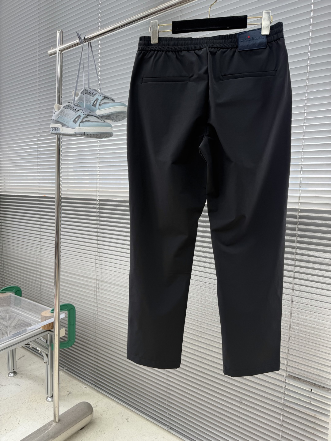 -Kiton 2026秋冬新款休闲裤 腈纶面料,软糯亲肤,垂坠有型,穿着舒适不紧绷。 中腰抽绳直筒剪裁,松紧腰头兼 -Kiton 2026秋冬新款休闲裤 腈纶面料,软糯亲肤,垂坠有型,穿着舒适不紧绷。 中腰抽绳直筒剪裁,松紧腰头兼