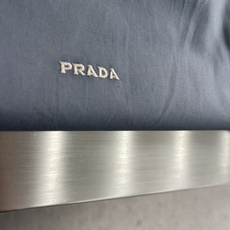 -PRAD 饰刺绣科技棉夹克 甄选科技棉织物面料,布面肌理细密平整,自带细腻规整的编织纹理,触感干爽利落。同时其 -PRAD 饰刺绣科技棉夹克 甄选科技棉织物面料,布面肌理细密平整,自带细腻规整的编织纹理,触感干爽利落。同时其