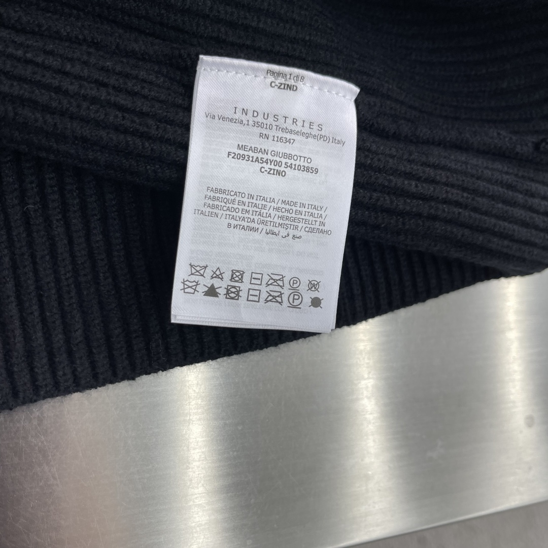 -mon 金属别针徽标针织帽衫 30%羊毛,20%锦纶,50%绵纱。 袖臂徽标采用原版开模定制,全金属合金材料,圈 -mon 金属别针徽标针织帽衫 30%羊毛,20%锦纶,50%绵纱。 袖臂徽标采用原版开模定制,全金属合金材料,圈