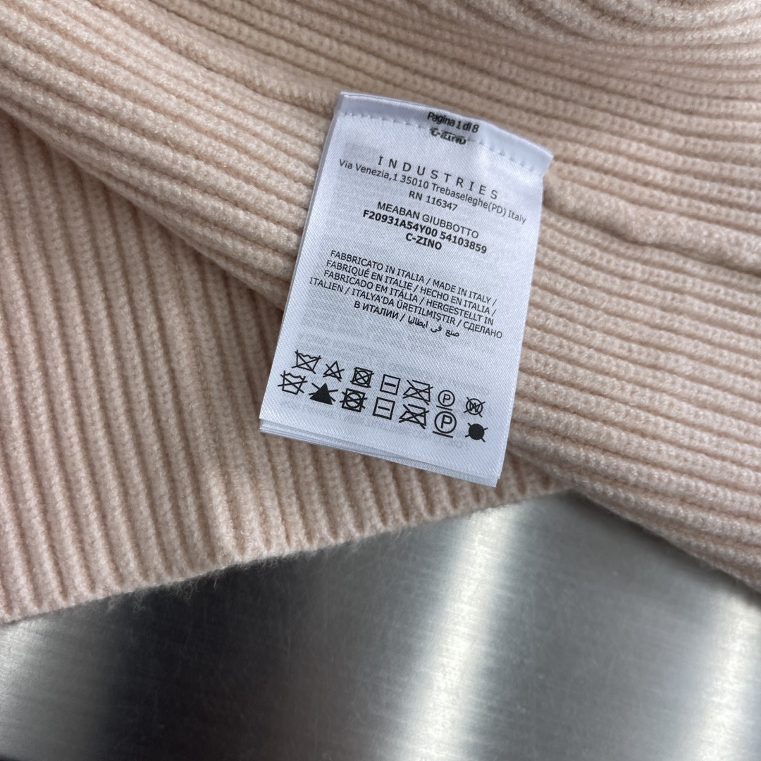 -mon    金属别针徽标针织帽衫 30%羊毛，20%锦纶，50%绵纱。 袖臂徽标采用原版开模定制，全金属合金材料，圈