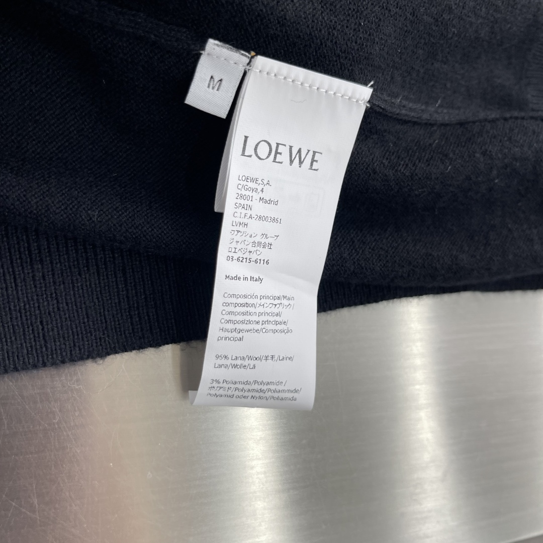 -LOEW 饰刺绣圆领毛衣 精选高支精细羊毛为主体,以轻盈质感打破毛衣厚重印象。羊毛纤维历经细致筛选与处理,既保 -LOEW 饰刺绣圆领毛衣 精选高支精细羊毛为主体,以轻盈质感打破毛衣厚重印象。羊毛纤维历经细致筛选与处理,既保