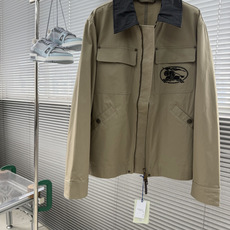 -BBR 皮革领棉质工装夹克 选用优质棉质斜纹面料打造,斜纹织造结构赋予面料紧实挺括的骨感,布面纹理清晰立体。经过 -BBR 皮革领棉质工装夹克 选用优质棉质斜纹面料打造,斜纹织造结构赋予面料紧实挺括的骨感,布面纹理清晰立体。经过