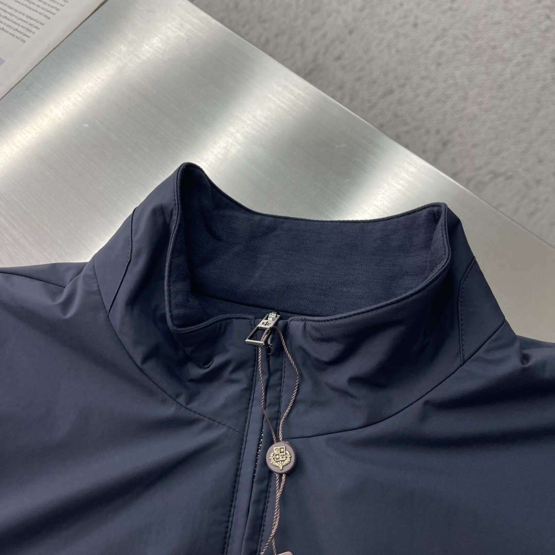 -Loro Piana     爆款外套 双面穿着立领外套 Loro Piana这款立领外套没有浮夸缀饰，唯有百年工艺沉