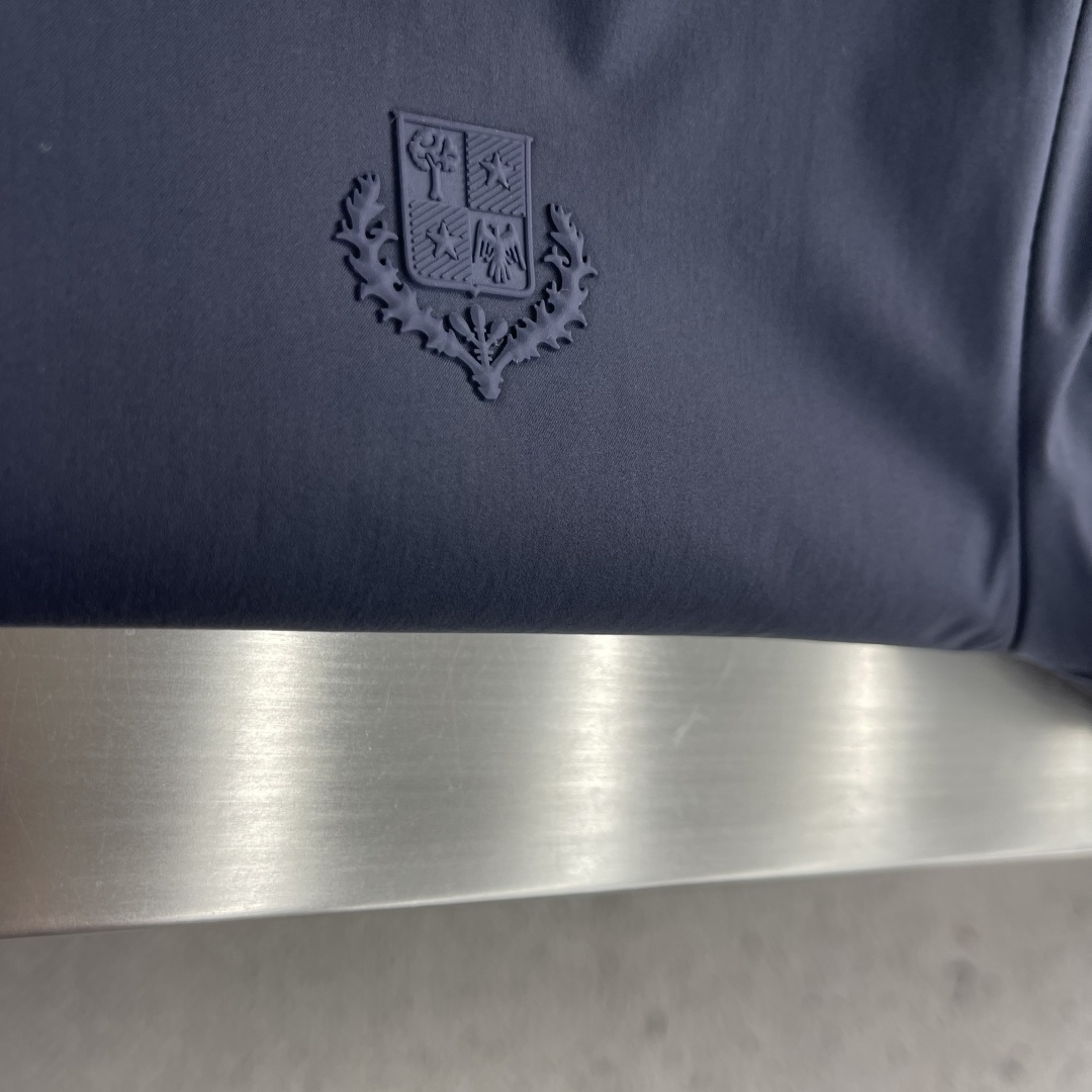 -Loro Piana     爆款外套 双面穿着立领外套 Loro Piana这款立领外套没有浮夸缀饰，唯有百年工艺沉