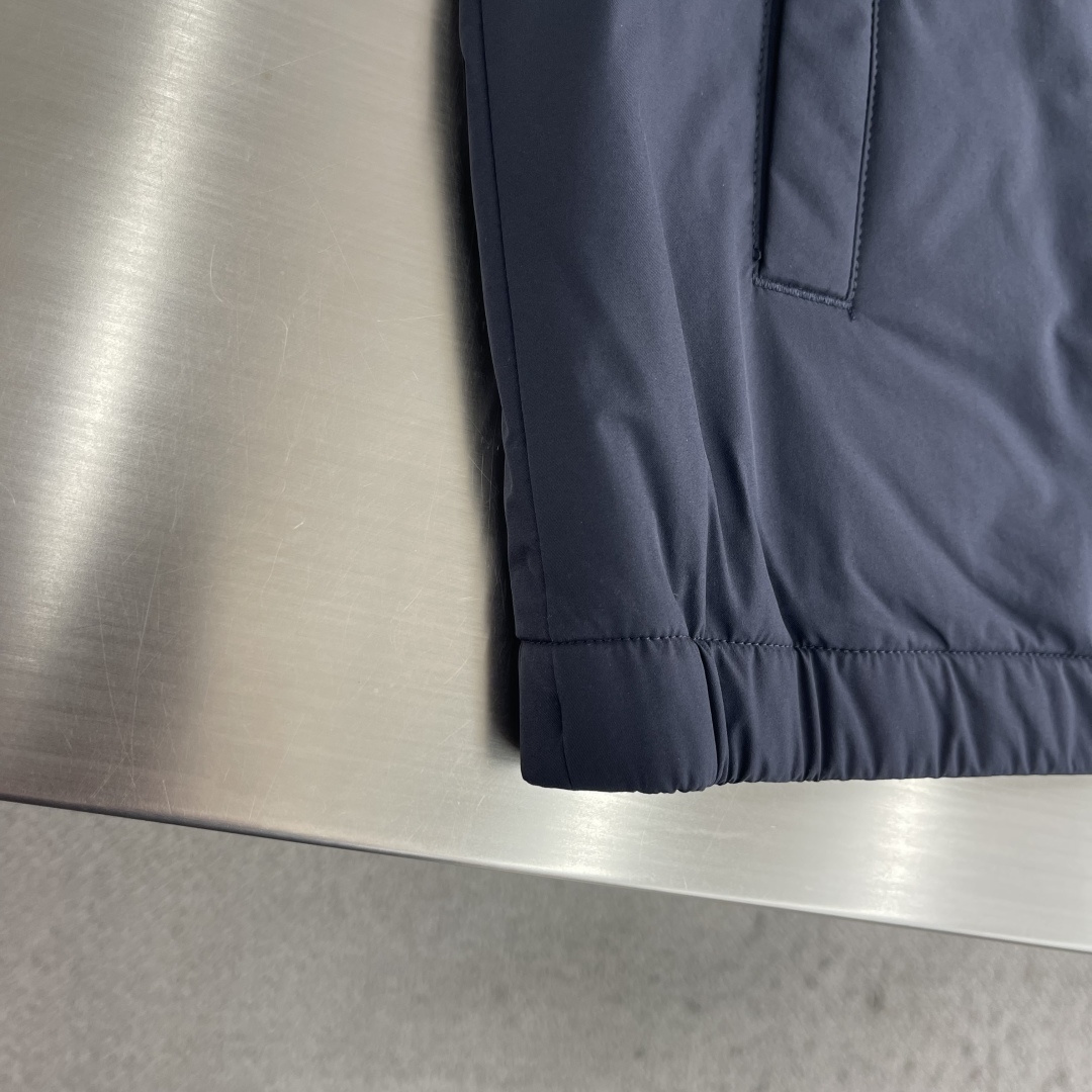 -Loro Piana     爆款外套 双面穿着立领外套 Loro Piana这款立领外套没有浮夸缀饰，唯有百年工艺沉