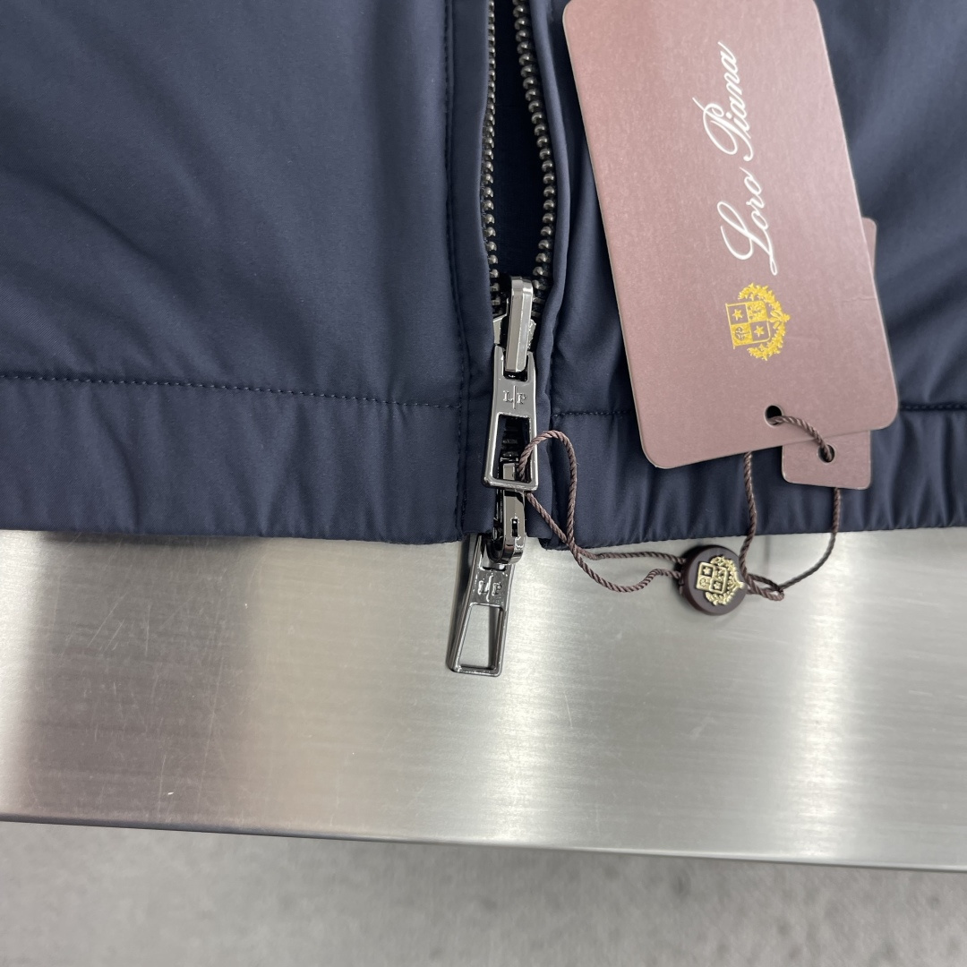 -Loro Piana     爆款外套 双面穿着立领外套 Loro Piana这款立领外套没有浮夸缀饰，唯有百年工艺沉