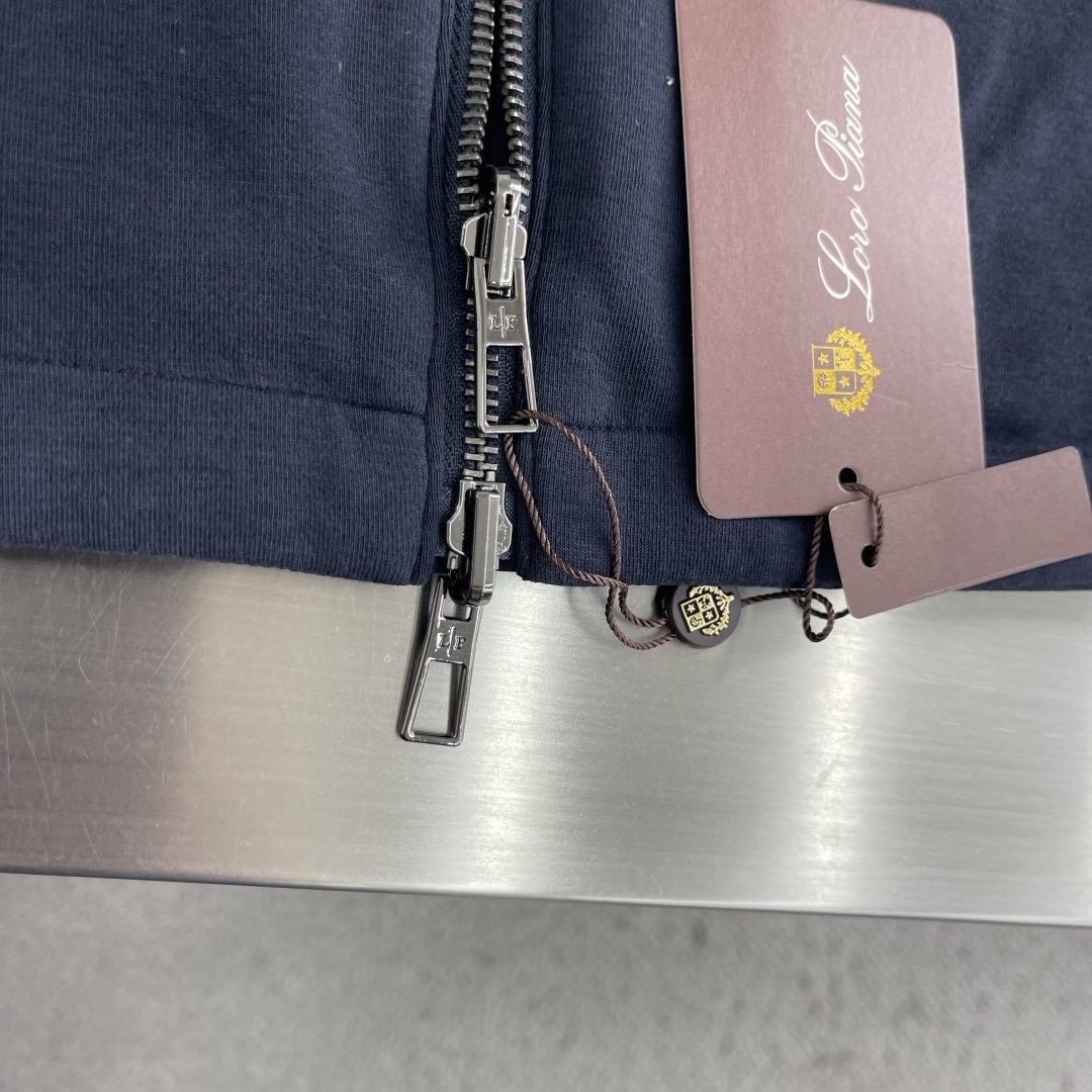-Loro Piana     爆款外套 双面穿着立领外套 Loro Piana这款立领外套没有浮夸缀饰，唯有百年工艺沉