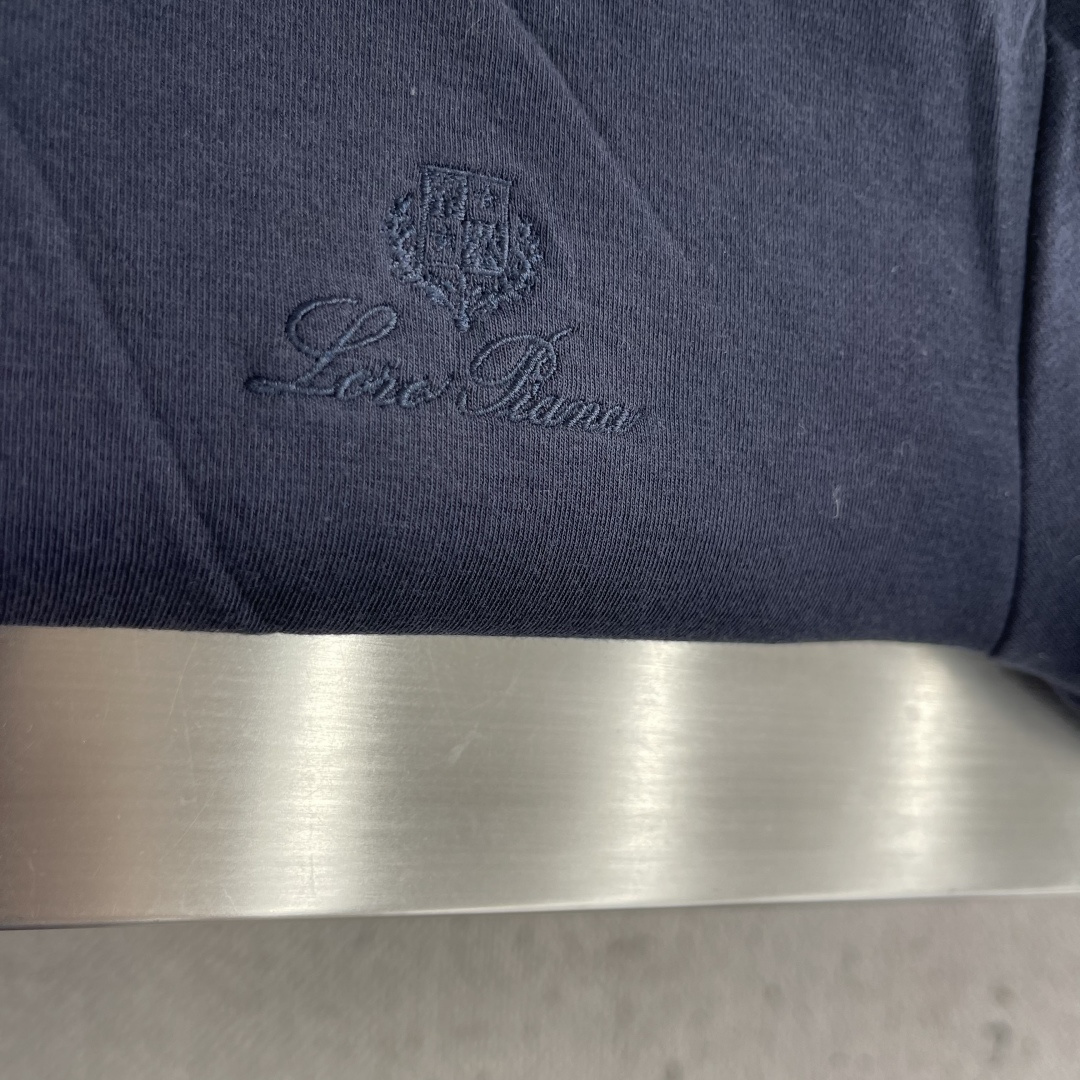 -Loro Piana     爆款外套 双面穿着立领外套 Loro Piana这款立领外套没有浮夸缀饰，唯有百年工艺沉