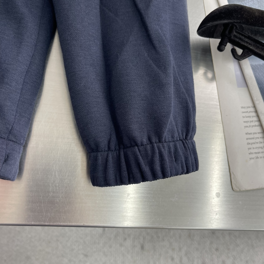 -Loro Piana     爆款外套 双面穿着立领外套 Loro Piana这款立领外套没有浮夸缀饰，唯有百年工艺沉