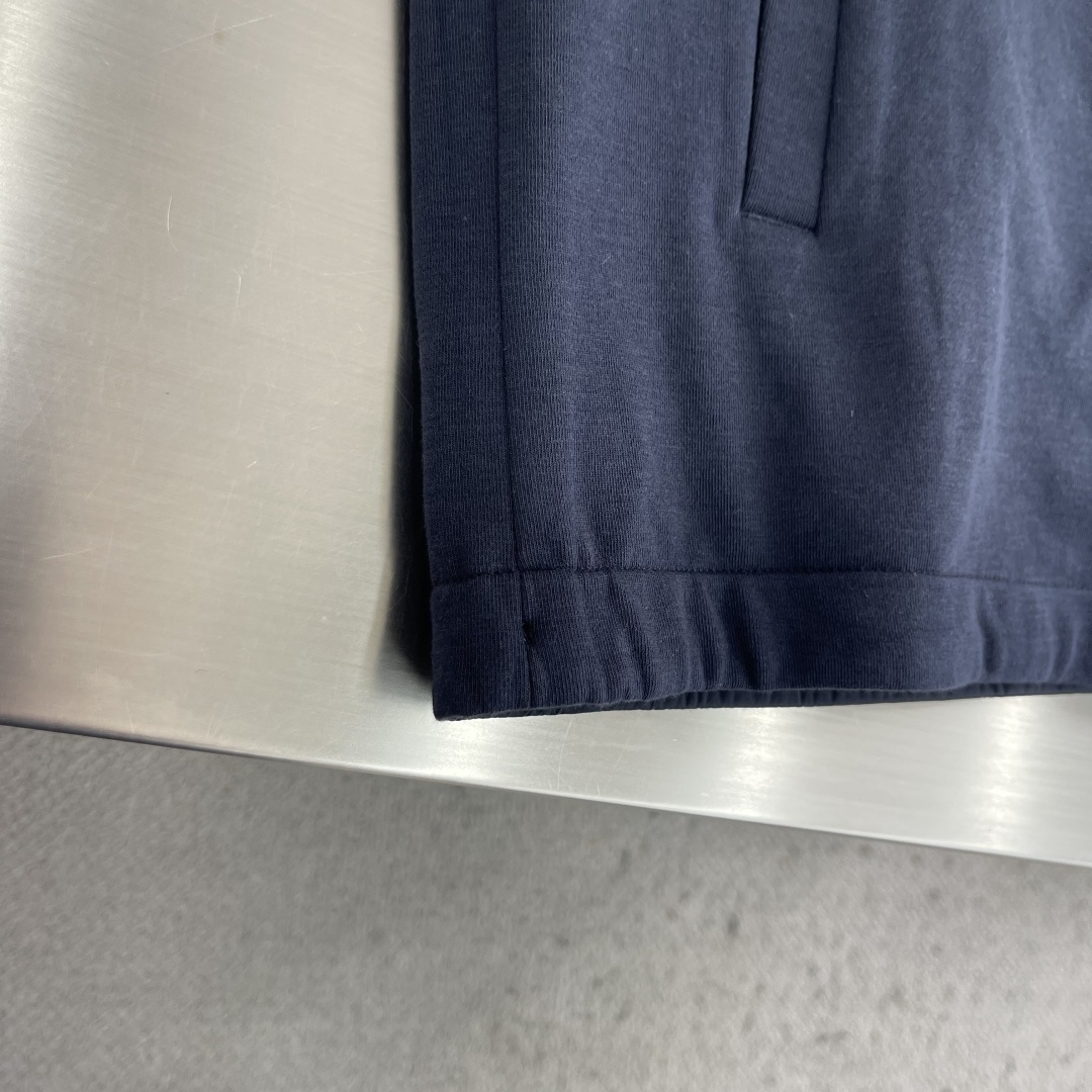 -Loro Piana     爆款外套 双面穿着立领外套 Loro Piana这款立领外套没有浮夸缀饰，唯有百年工艺沉
