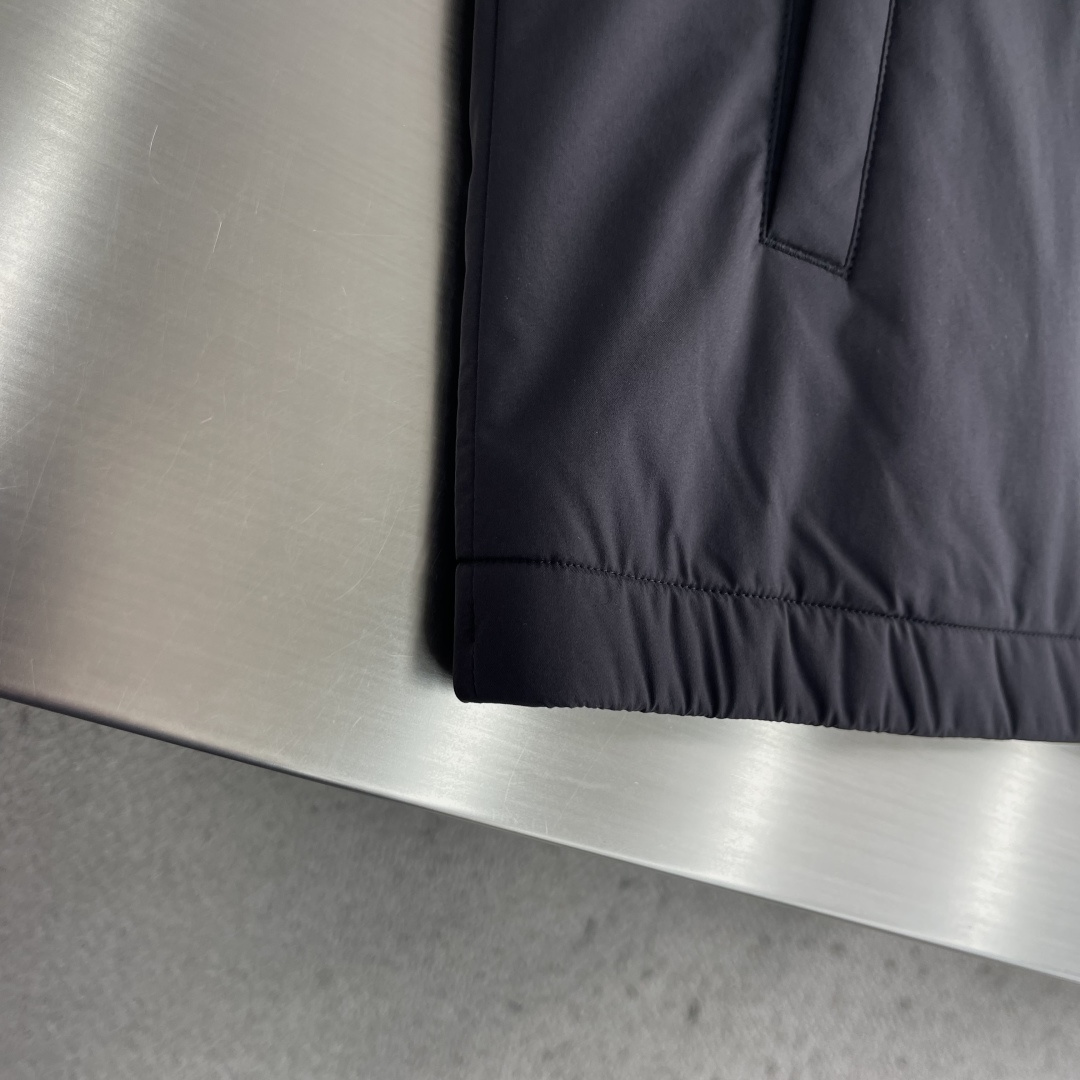 -Loro Piana     爆款外套 双面穿着立领外套 Loro Piana这款立领外套没有浮夸缀饰，唯有百年工艺沉