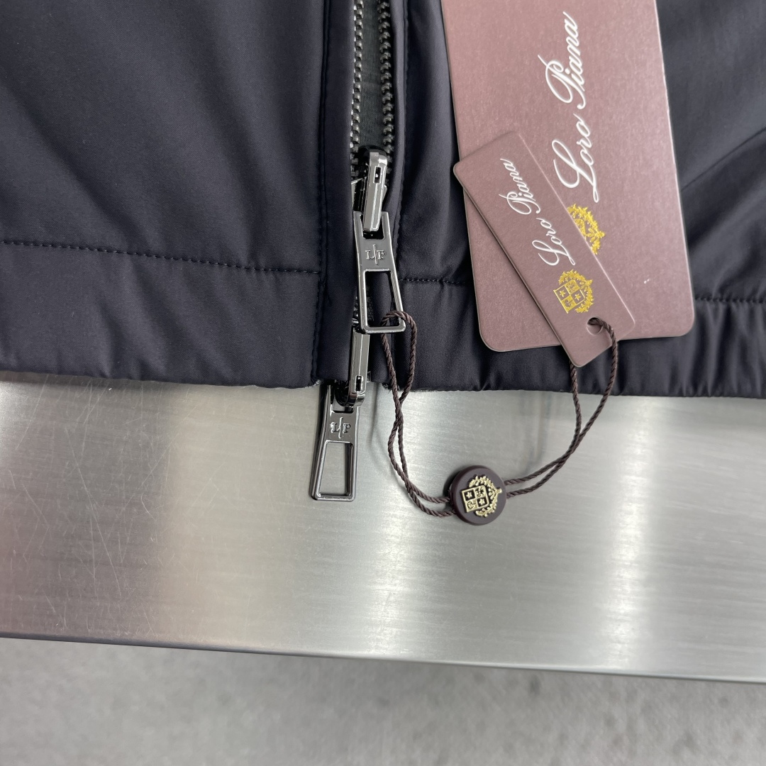 -Loro Piana     爆款外套 双面穿着立领外套 Loro Piana这款立领外套没有浮夸缀饰，唯有百年工艺沉