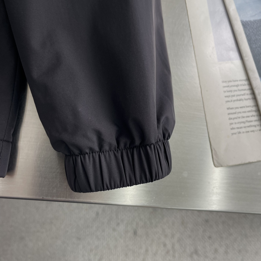 -Loro Piana     爆款外套 双面穿着立领外套 Loro Piana这款立领外套没有浮夸缀饰，唯有百年工艺沉