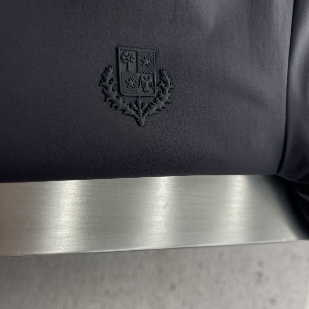 -Loro Piana     爆款外套 双面穿着立领外套 Loro Piana这款立领外套没有浮夸缀饰，唯有百年工艺沉