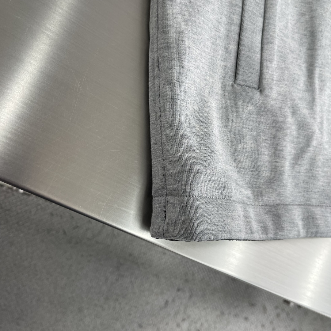 -Loro Piana     爆款外套 双面穿着立领外套 Loro Piana这款立领外套没有浮夸缀饰，唯有百年工艺沉