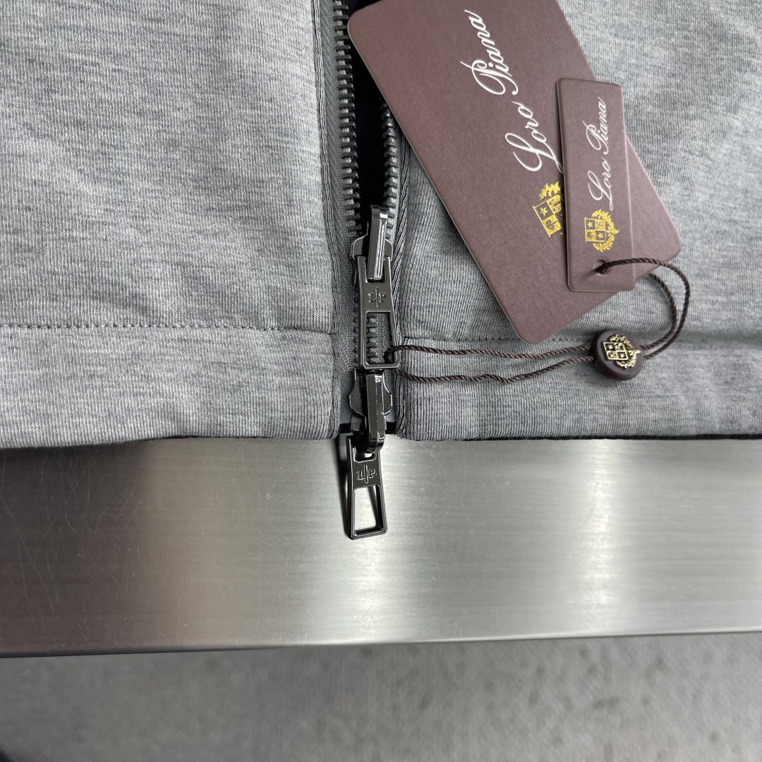 -Loro Piana     爆款外套 双面穿着立领外套 Loro Piana这款立领外套没有浮夸缀饰，唯有百年工艺沉