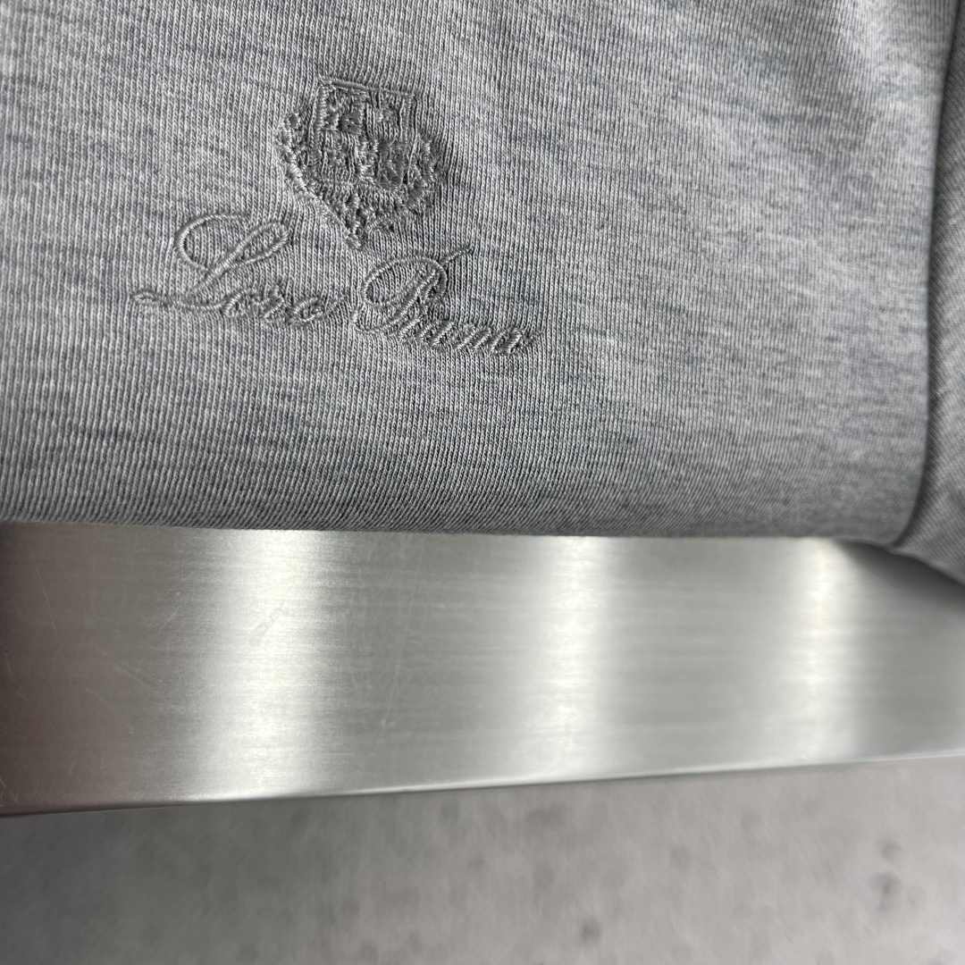 -Loro Piana     爆款外套 双面穿着立领外套 Loro Piana这款立领外套没有浮夸缀饰，唯有百年工艺沉
