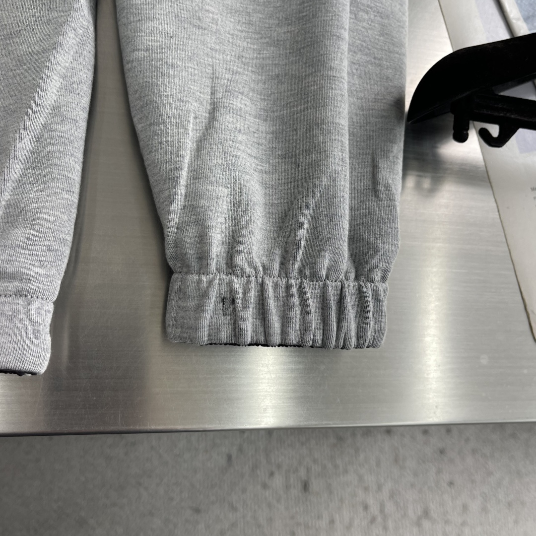 -Loro Piana     爆款外套 双面穿着立领外套 Loro Piana这款立领外套没有浮夸缀饰，唯有百年工艺沉