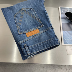 -BV 中腰直筒牛仔裤,经典复古的V型后袋设计搭配明线缝制,整体剪裁宽松利落,自带慵懒随性的美式复古感。裤型从大 -BV 中腰直筒牛仔裤,经典复古的V型后袋设计搭配明线缝制,整体剪裁宽松利落,自带慵懒随性的美式复古感。裤型从大