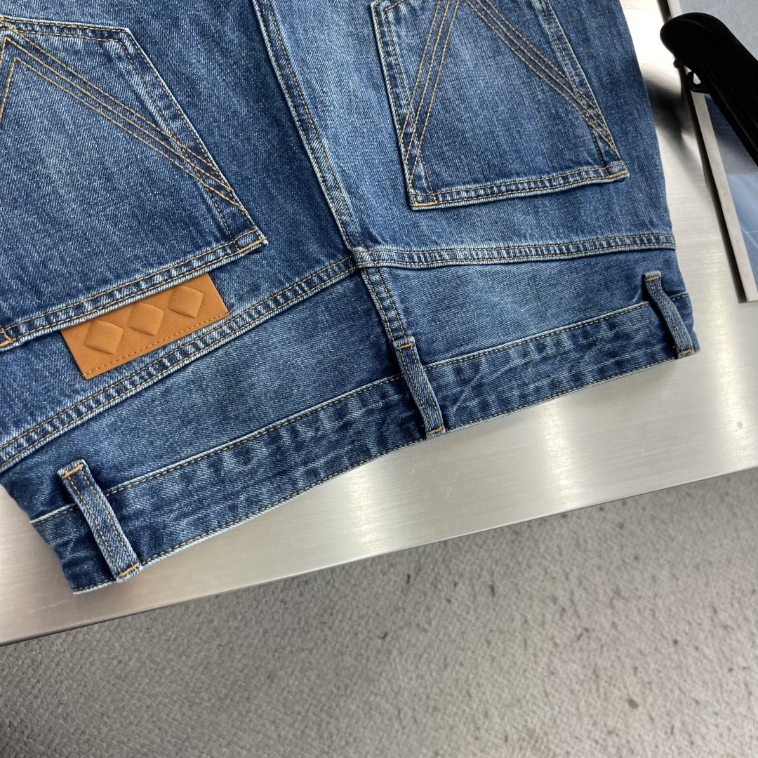 -BV 中腰直筒牛仔裤,经典复古的V型后袋设计搭配明线缝制,整体剪裁宽松利落,自带慵懒随性的美式复古感。裤型从大 -BV 中腰直筒牛仔裤,经典复古的V型后袋设计搭配明线缝制,整体剪裁宽松利落,自带慵懒随性的美式复古感。裤型从大