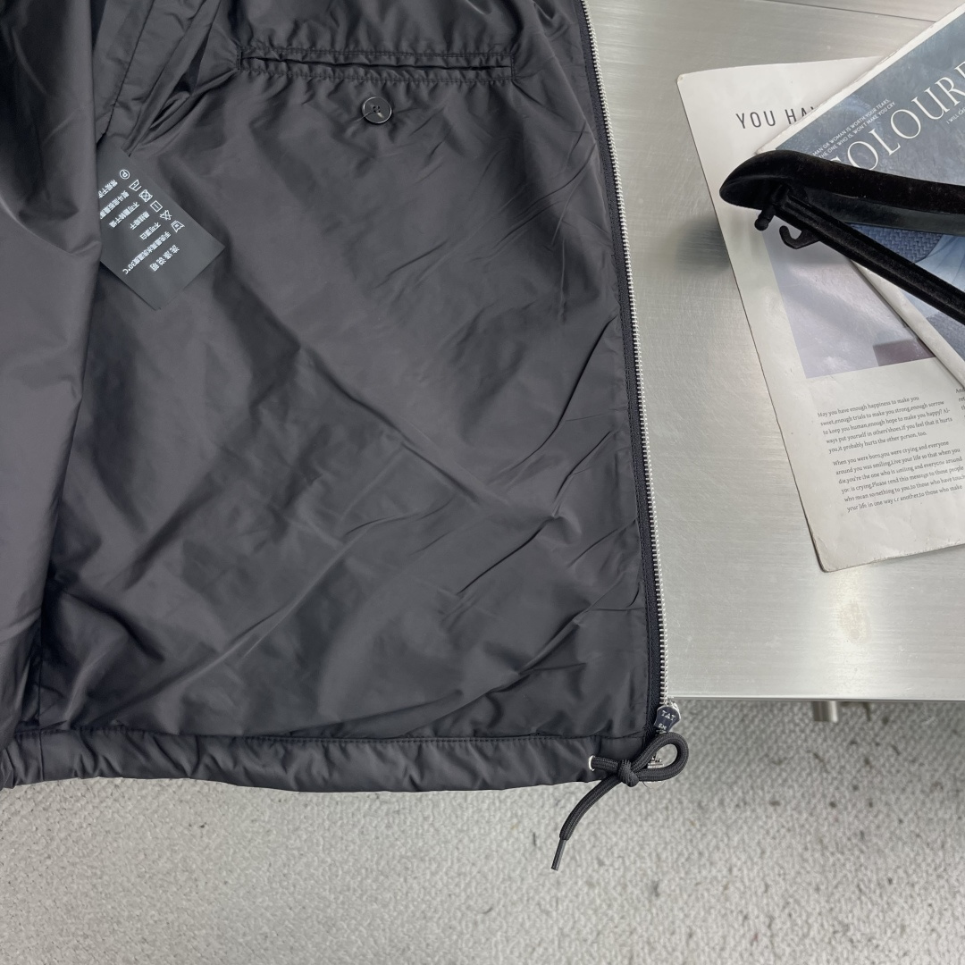 -PRAD 2026秋冬新品|再生尼龙翻领教练夹克 经典三角金属标低调显贵,哑光Re-Nylon面料防风抗皱 拉链 -PRAD 2026秋冬新品|再生尼龙翻领教练夹克 经典三角金属标低调显贵,哑光Re-Nylon面料防风抗皱 拉链