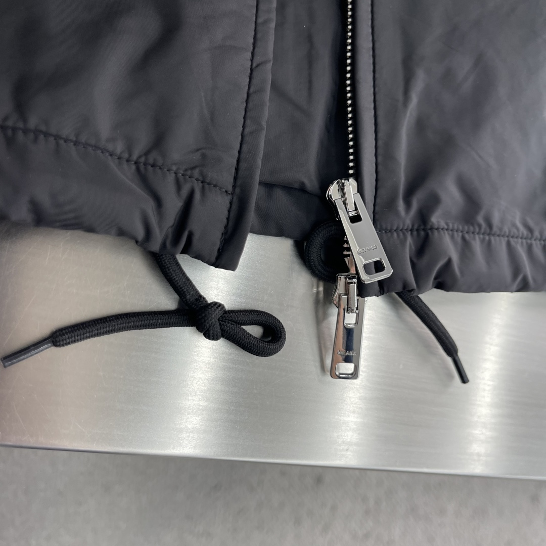 -PRAD 2026秋冬新品|再生尼龙翻领教练夹克 经典三角金属标低调显贵,哑光Re-Nylon面料防风抗皱 拉链 -PRAD 2026秋冬新品|再生尼龙翻领教练夹克 经典三角金属标低调显贵,哑光Re-Nylon面料防风抗皱 拉链