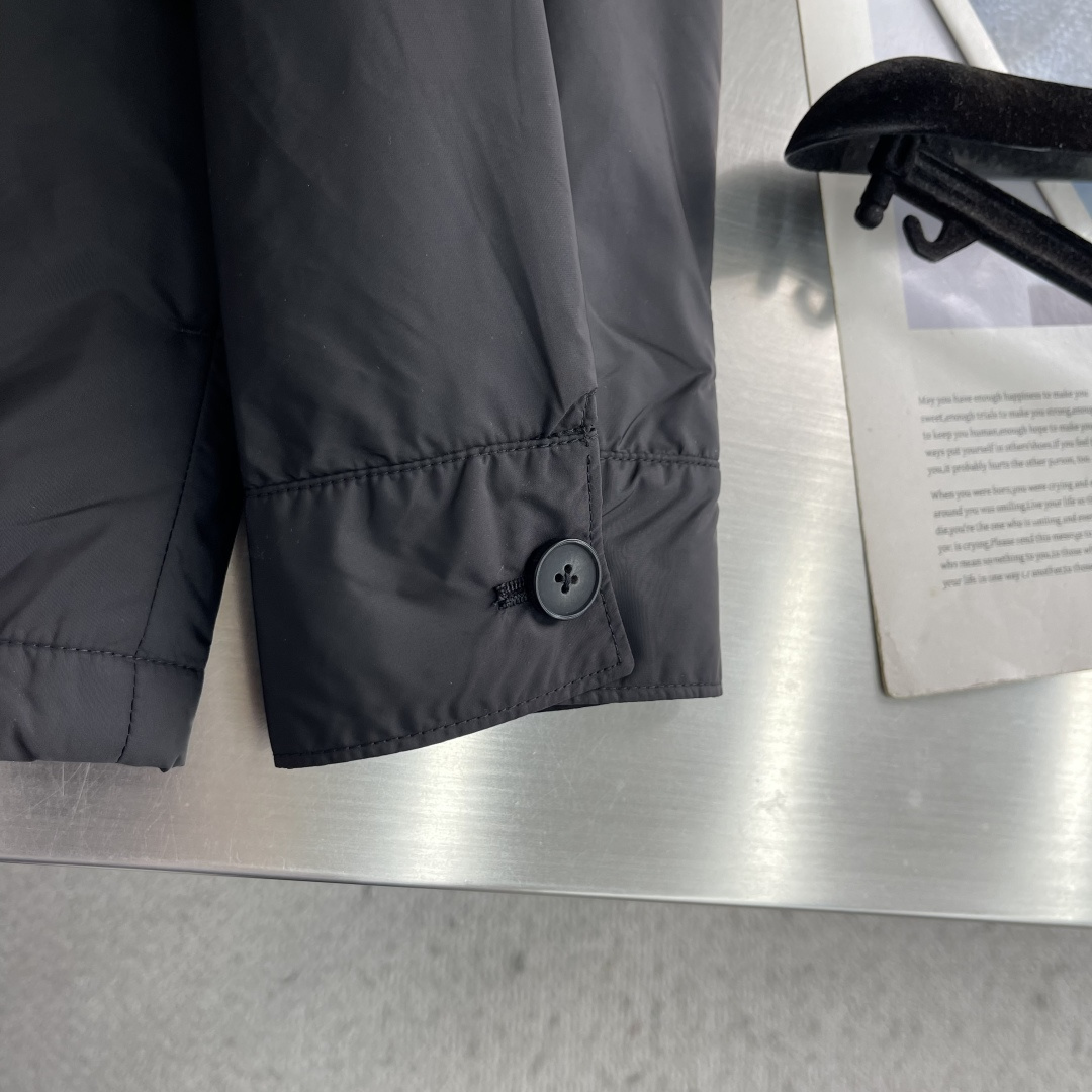 -PRAD 2026秋冬新品|再生尼龙翻领教练夹克 经典三角金属标低调显贵,哑光Re-Nylon面料防风抗皱 拉链 -PRAD 2026秋冬新品|再生尼龙翻领教练夹克 经典三角金属标低调显贵,哑光Re-Nylon面料防风抗皱 拉链