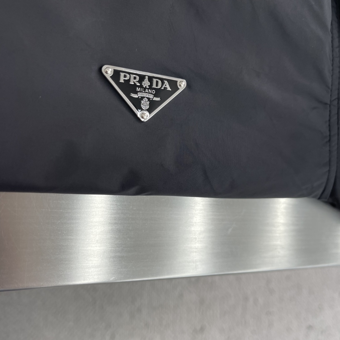 -PRAD 2026秋冬新品|再生尼龙翻领教练夹克 经典三角金属标低调显贵,哑光Re-Nylon面料防风抗皱 拉链 -PRAD 2026秋冬新品|再生尼龙翻领教练夹克 经典三角金属标低调显贵,哑光Re-Nylon面料防风抗皱 拉链