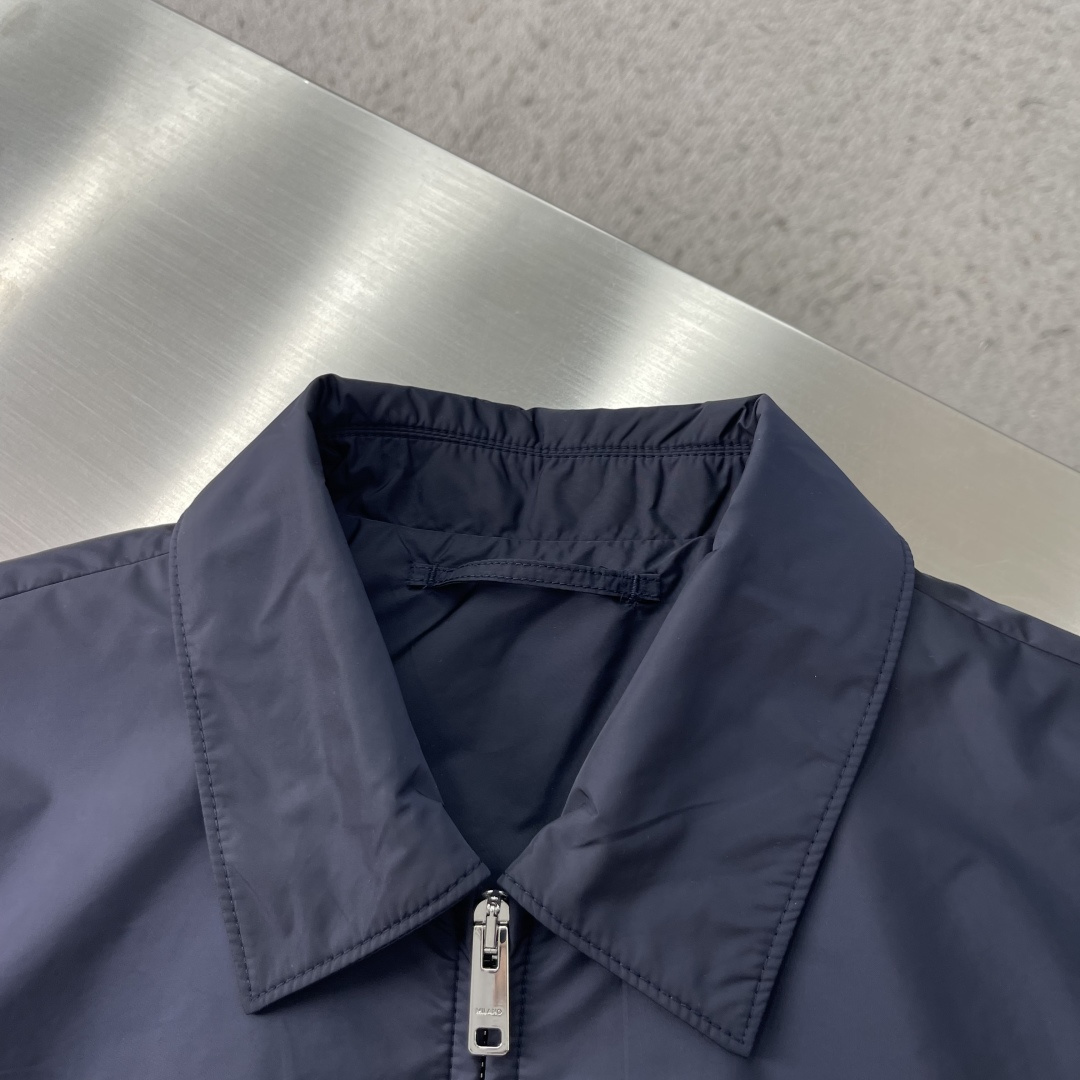 -PRAD 2026秋冬新品|再生尼龙翻领教练夹克 经典三角金属标低调显贵,哑光Re-Nylon面料防风抗皱 拉链 -PRAD 2026秋冬新品|再生尼龙翻领教练夹克 经典三角金属标低调显贵,哑光Re-Nylon面料防风抗皱 拉链